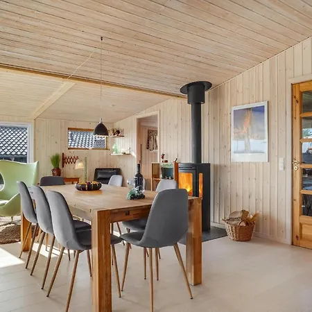 4 Bedroom Cozy In Casa vacanze Rønde