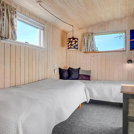 4 Bedroom Cozy In Holiday home